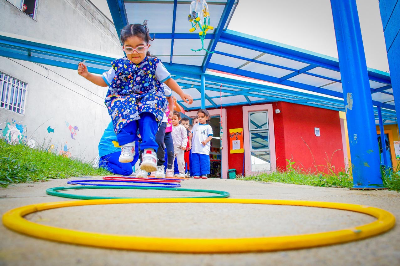 Imagen niña saltando Buen Comienzo