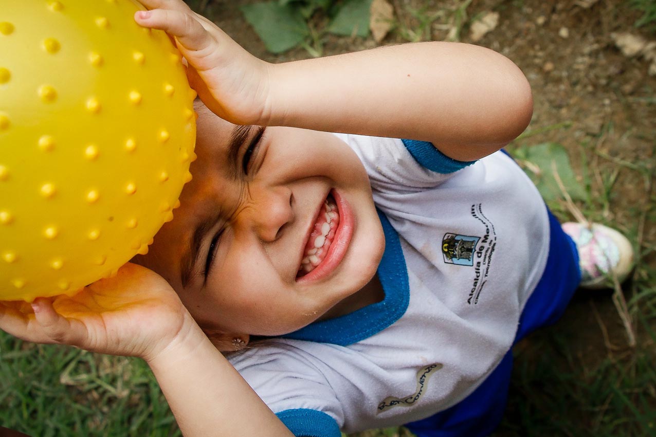 Imagen niño balón amarillo