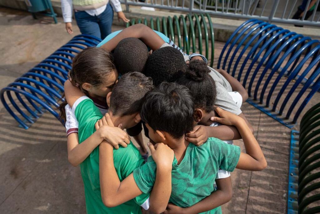 Imagen niños abrazados
