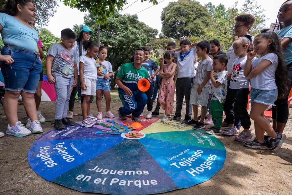 Imagen niños en juguemos en el parque
