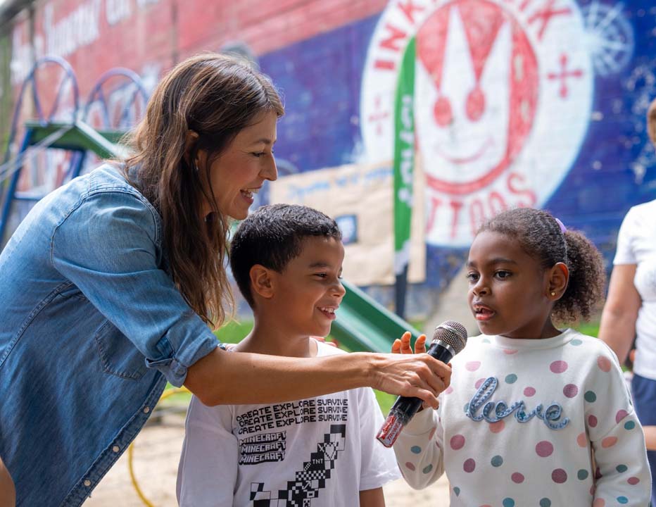 Imagen Primera Dama con niños hablando