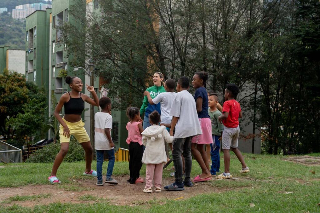 Imagen niños jugando mes de la niñez