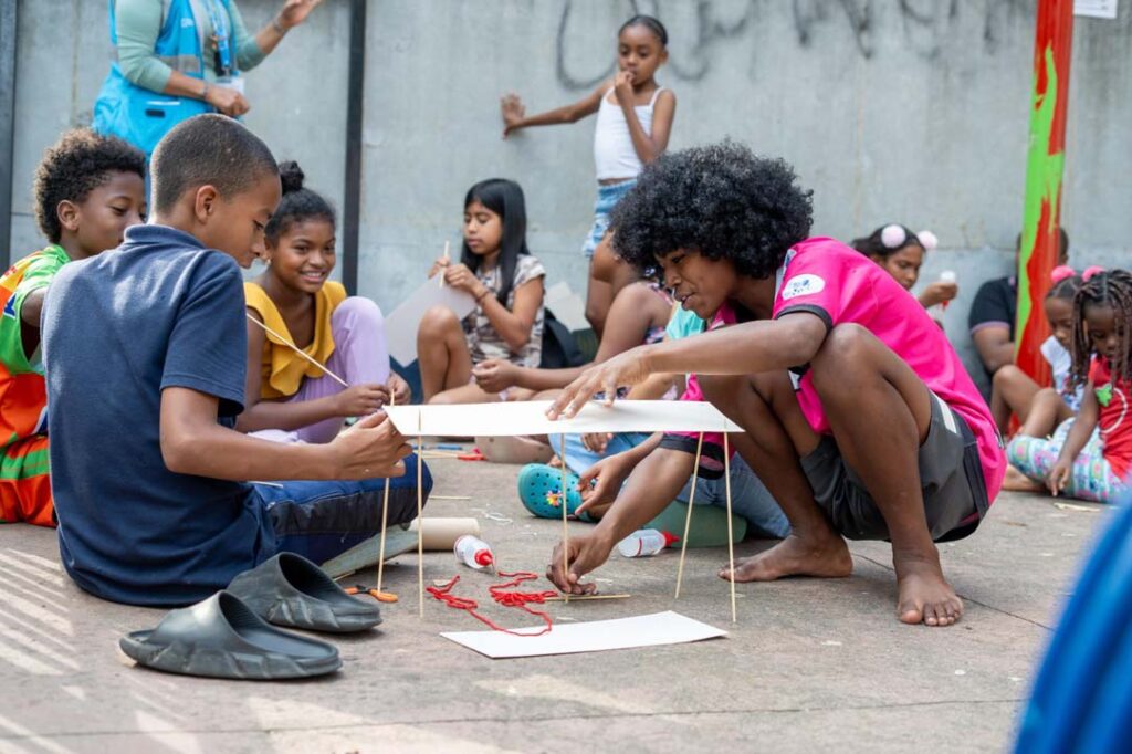 Imagen niños jugando niñez