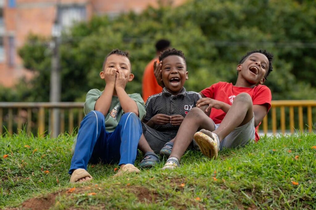 Imagen niños sonriendo en parque