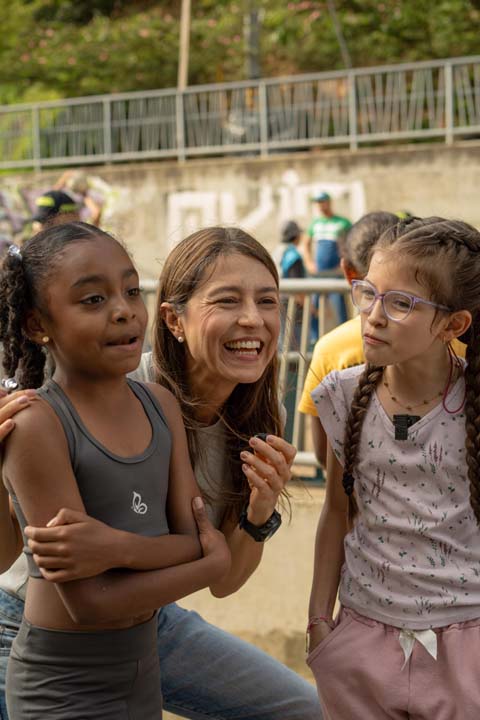 Imagen niños sonriendo con la Primera Dama