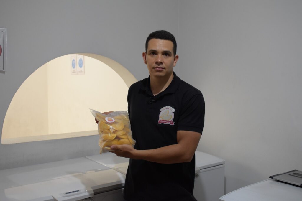 Imagen persona con paquete