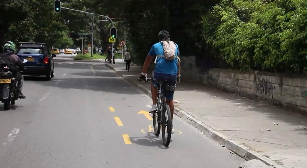 Imagen persona en cicloruta