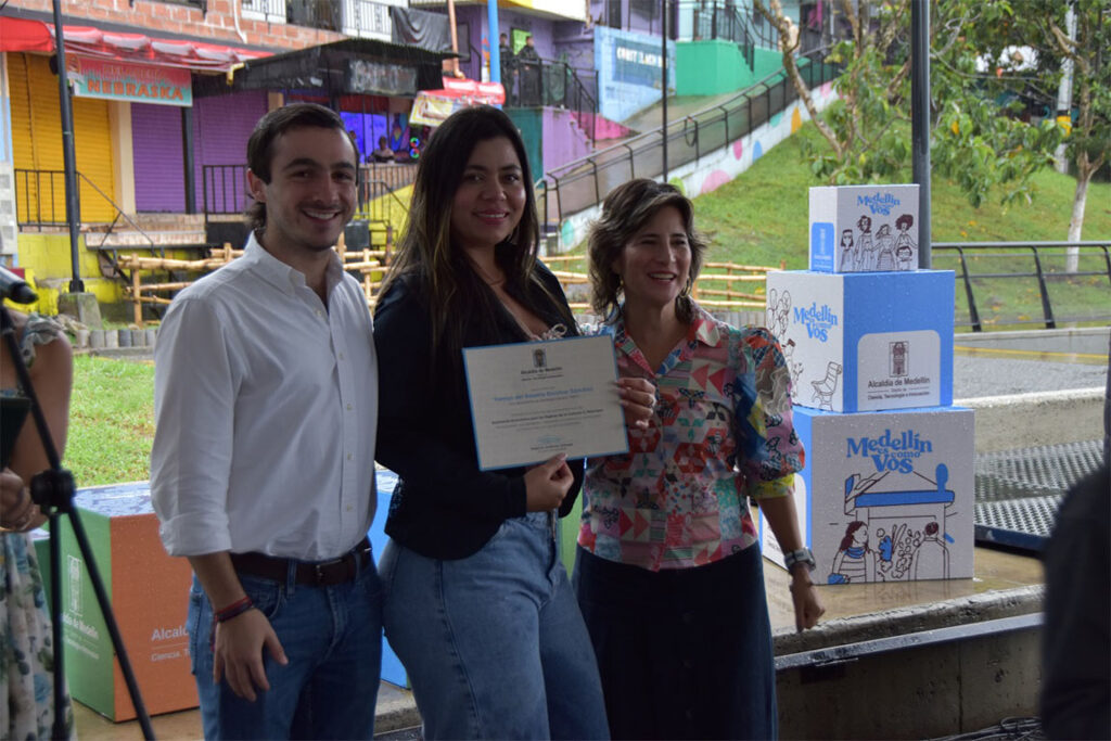 Imagen personas con diploma