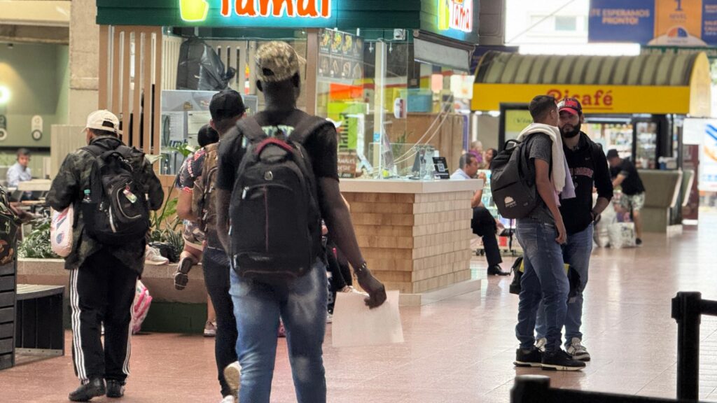 Imagen personas en la terminal Semana Santa