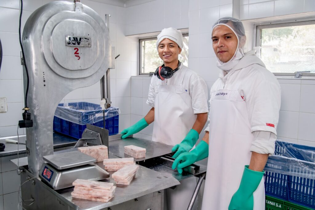 Imagen personas manipulando carne