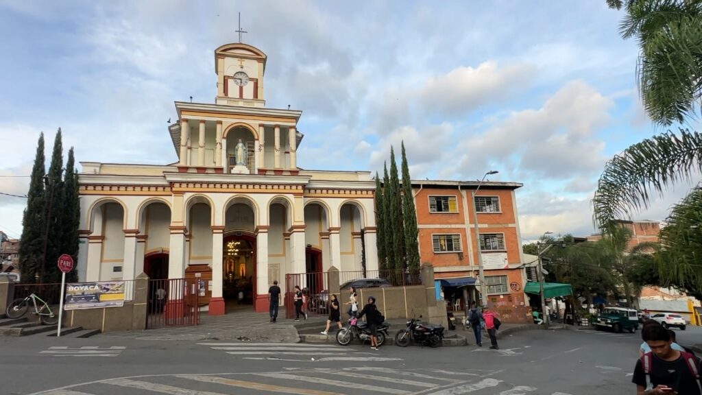 Imagen plaza e iglesia en Medellín
