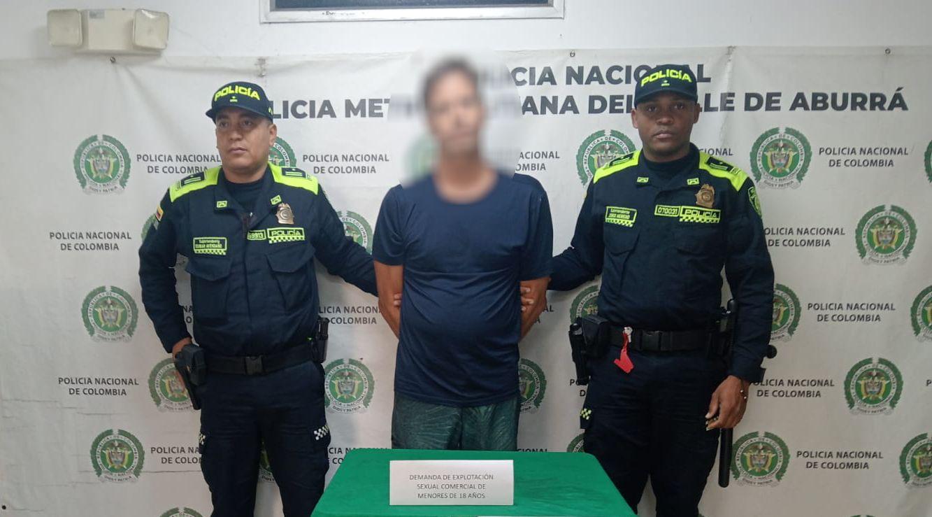 Imagen policías presentan a capturado
