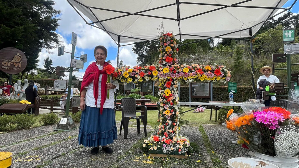 Imagen señora con cruz de flores