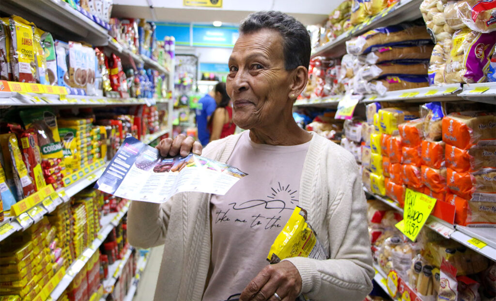 Imagen usuaria mercando con Bono Alimentario 2025