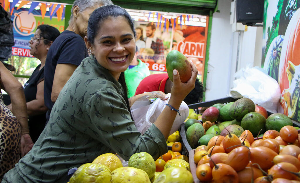 Imagen usuaria mercando frutas con Bono Alimentario 2025