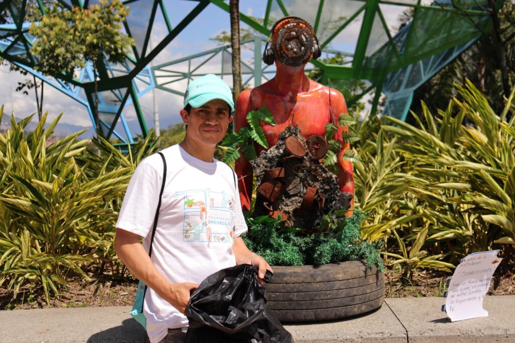 Imagen voluntario en busto reciclaje