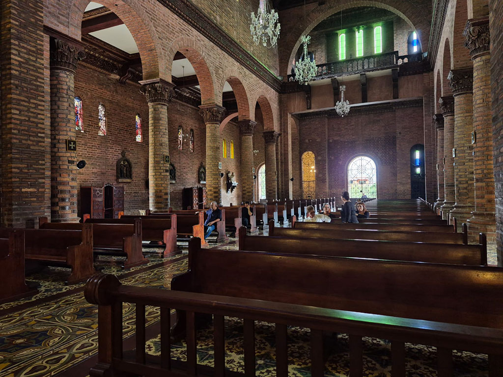 imagen Altar Parroquia Calvario adelante
