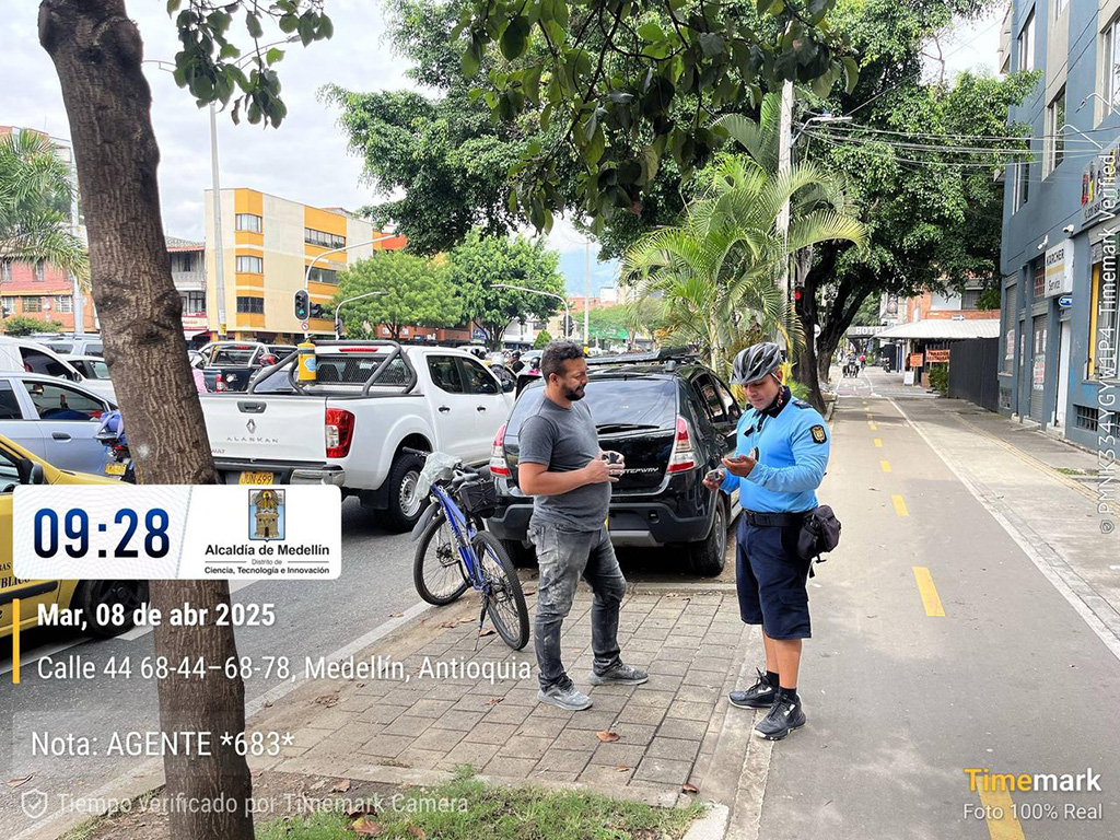 imagen agente en bici haciendo su labor