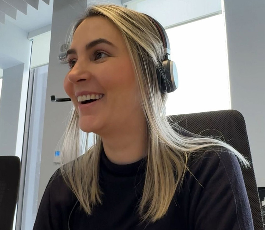 imagen de Ana con audífonos