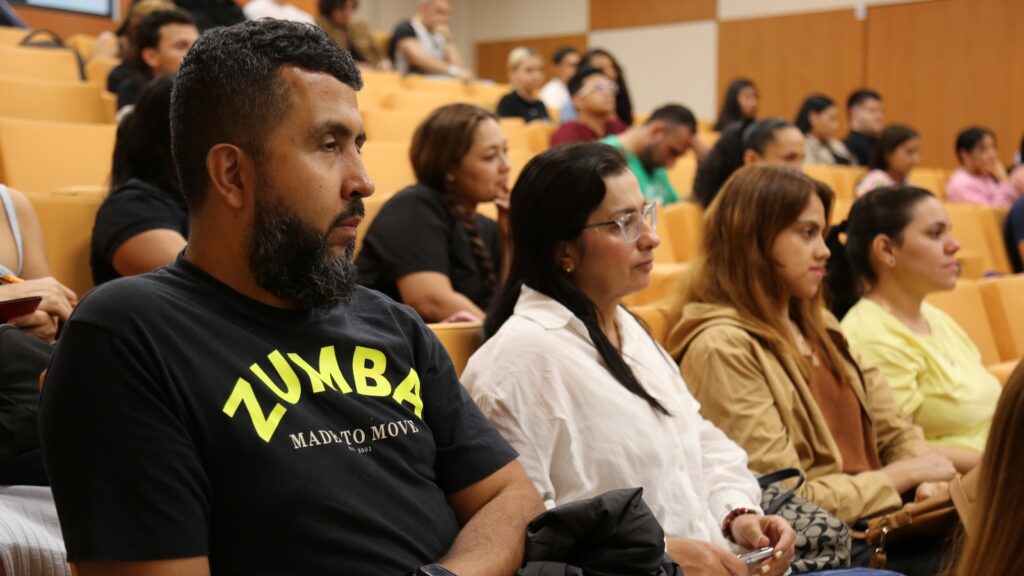 imagen de adultos estudiantes de inglés