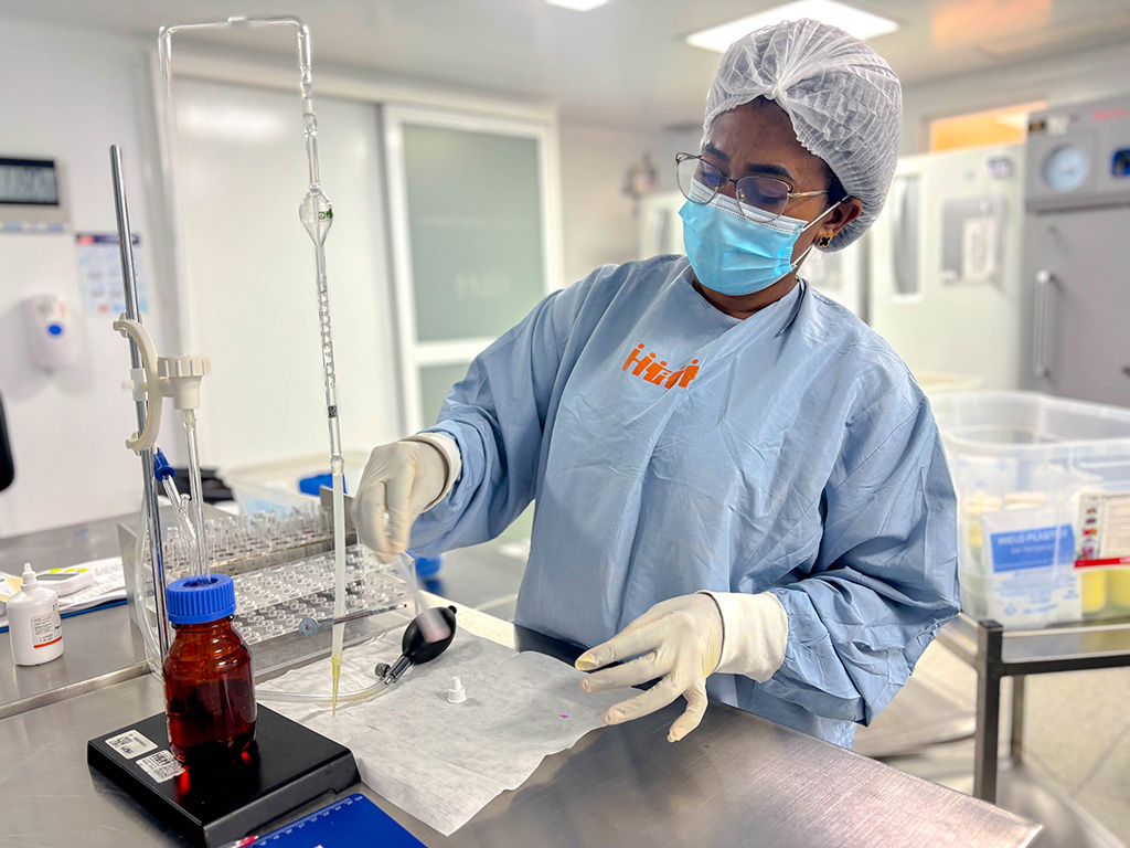 imagen servidora de salud en laboratorio