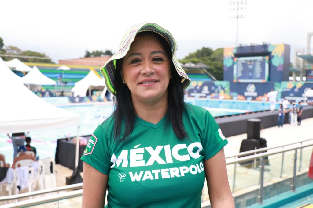 Acompañando a su hijo jugador de waterpolo, Flor Romero Lorenzo llegó desde México