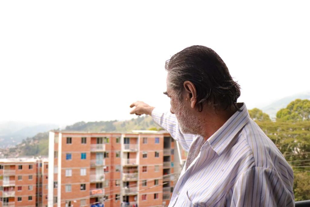 Imagen Arnoldo señalando