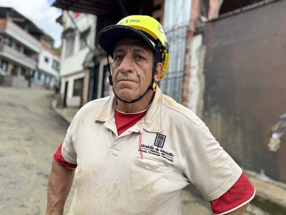 Imagen Carlos Hernández con casco amarillo