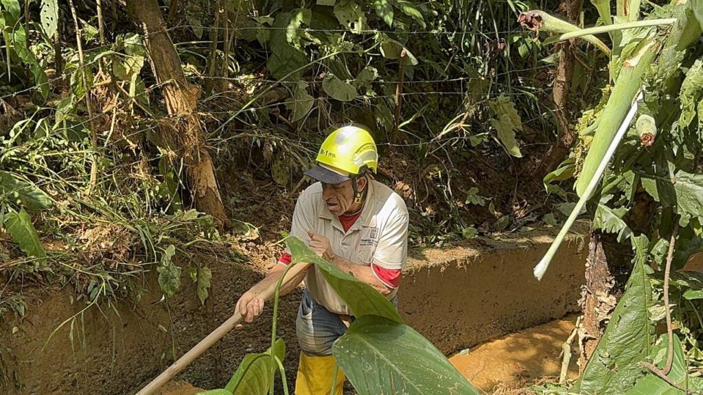 Imagen Carlos Hernández cuidando quebrada