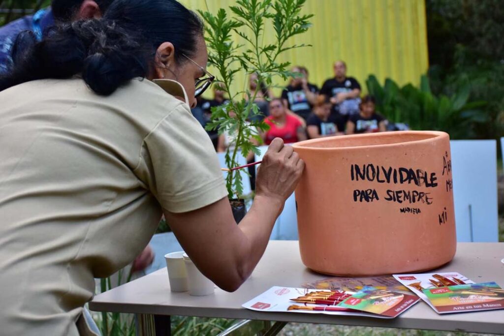 Imagen Celmira dibujando2