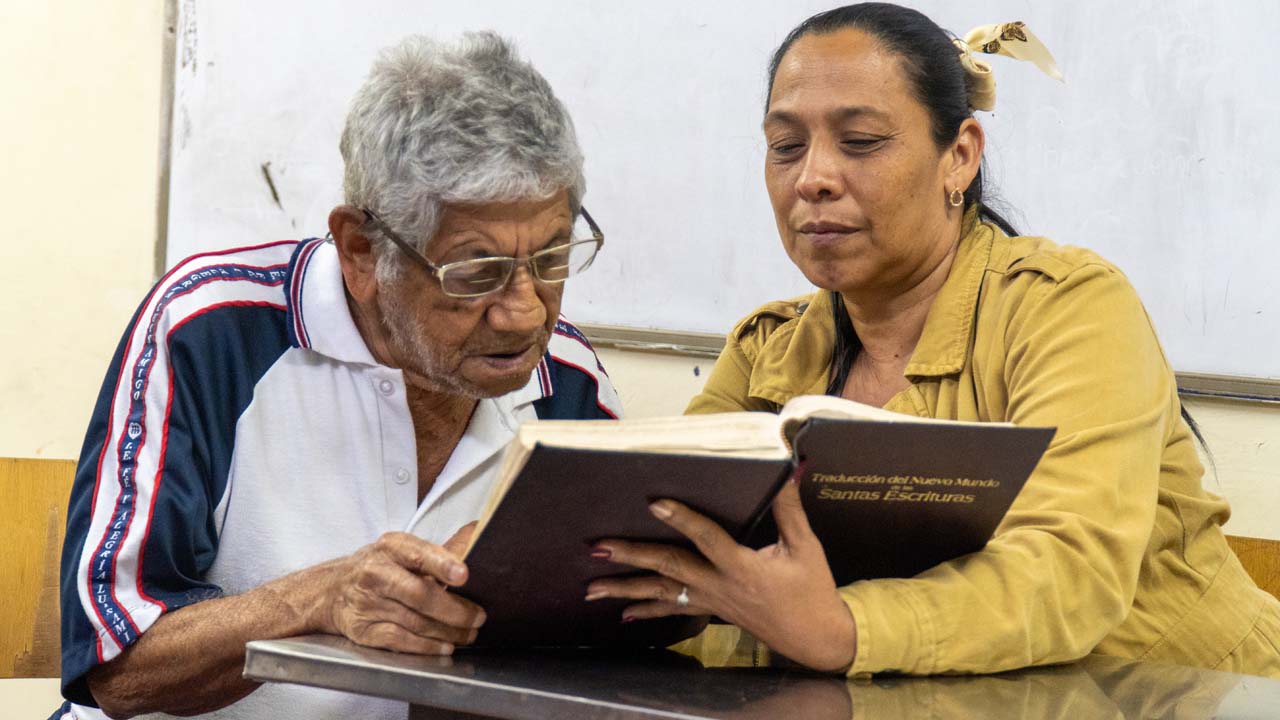 Imagen Diego con su profesora leyendo