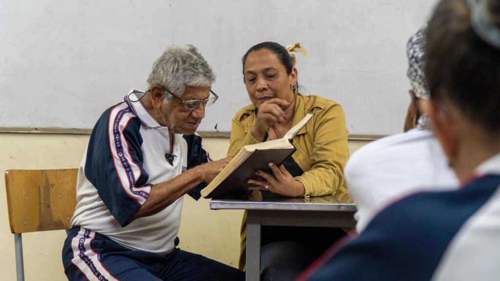 Imagen Diego en clase leyendo nunca es tarde