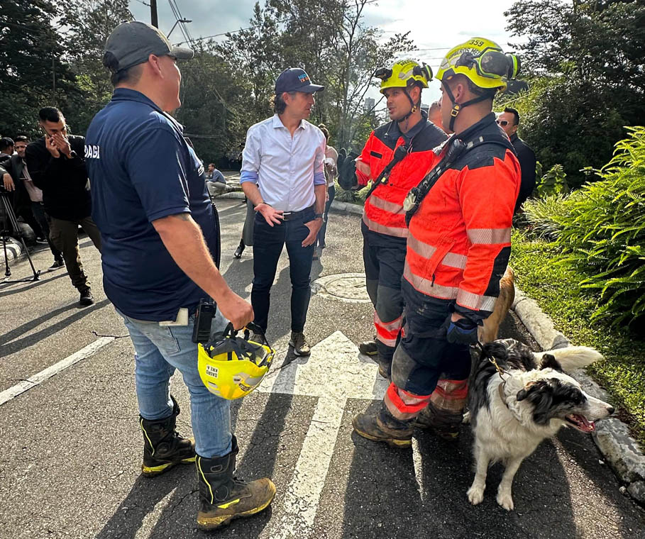 Imagen Federico Gutiérrez con bomberos en deslizamiento en la Loma de Los Balsos