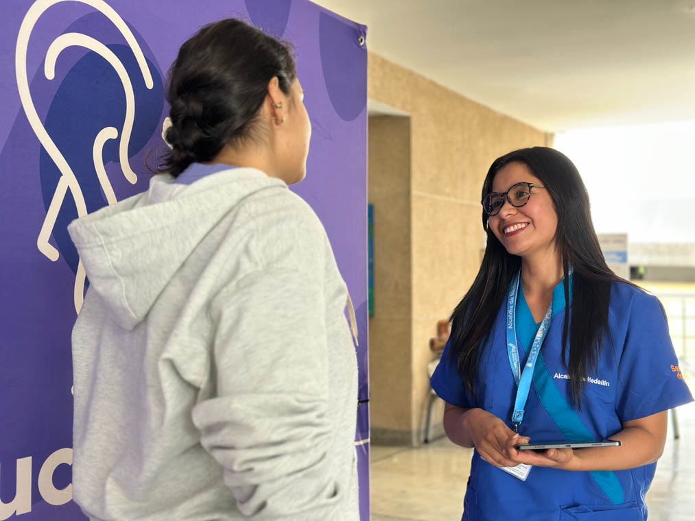 Imagen Funcionaria atiende a ciudadana en Escuchadero