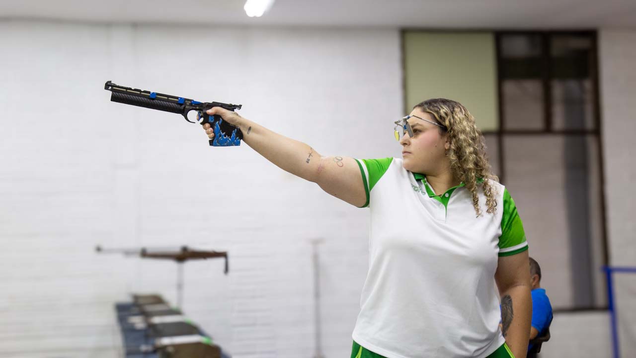 Imagen Juana Rueda apuntando