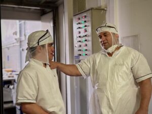 Imagen Maestro Guillermo Vélez Vélez con ayudante