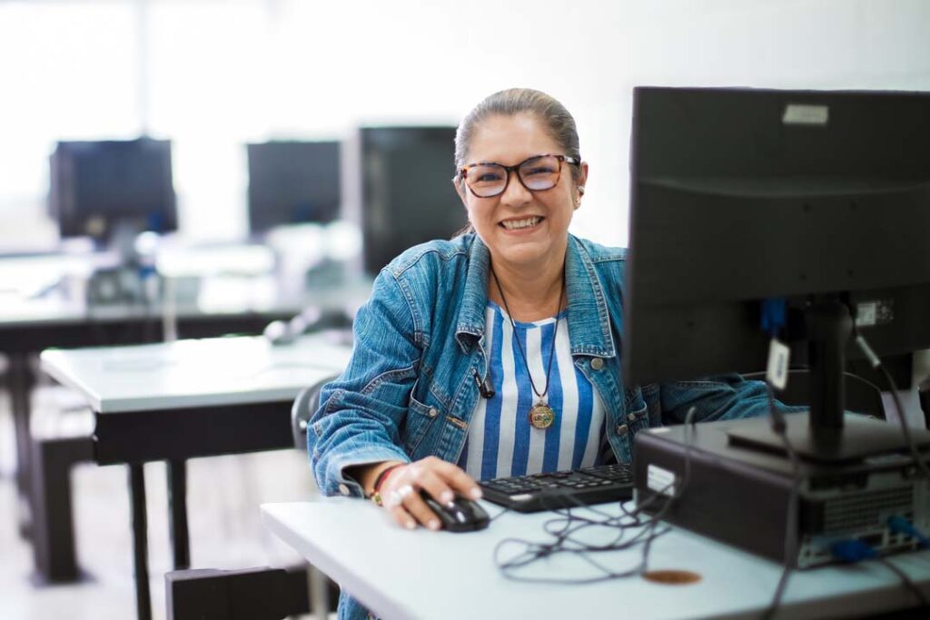 Imagen María Alejandra Restrepo en aula de computadores