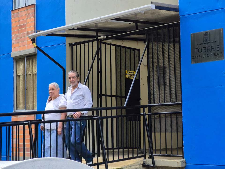 Imagen María y Arnoldo saliendo