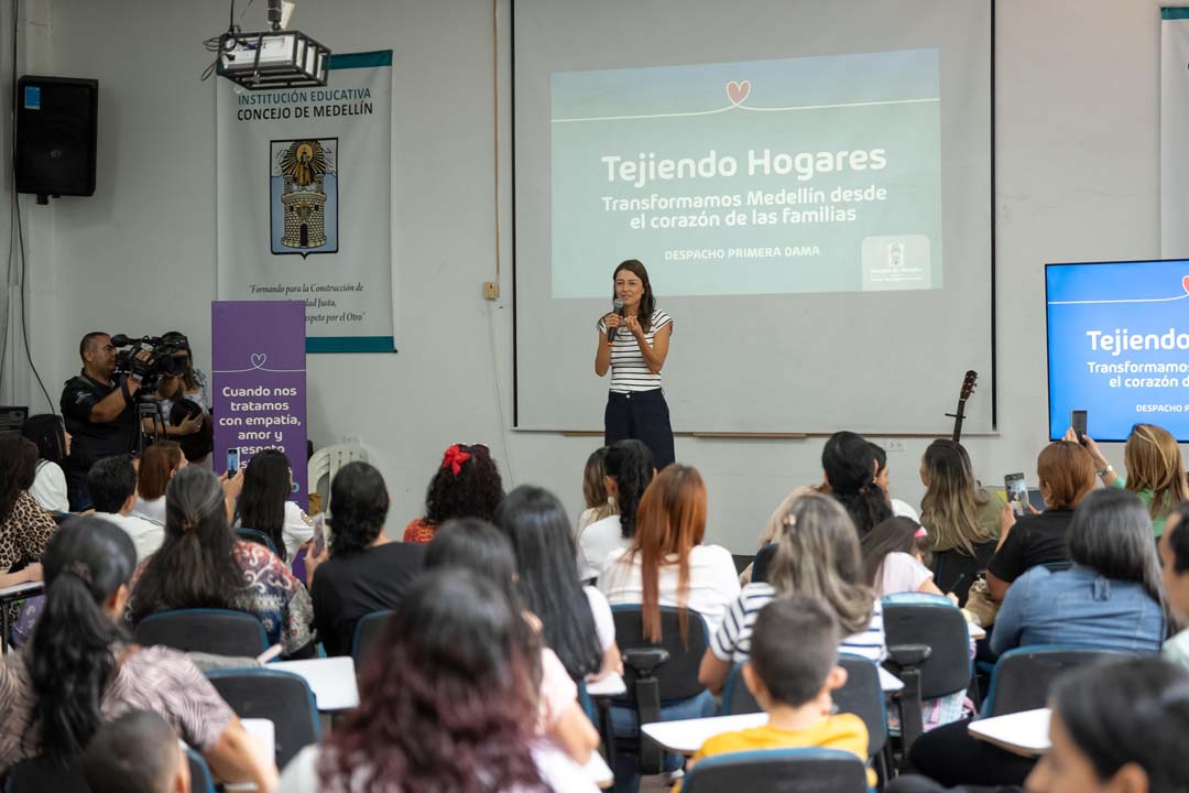 Imagen Primera Dama hablando de Tejiendo Hogar