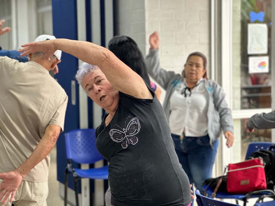 Imagen adulta mayor estirando