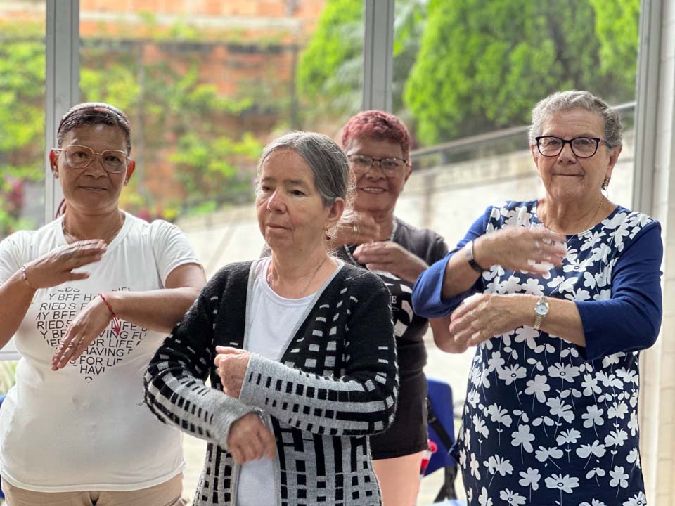 Imagen adultas mayores haciendo ejercicio