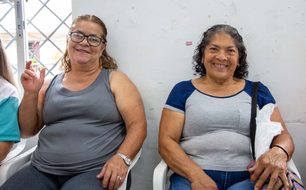 Imagen adultas mayores siendo atendidas