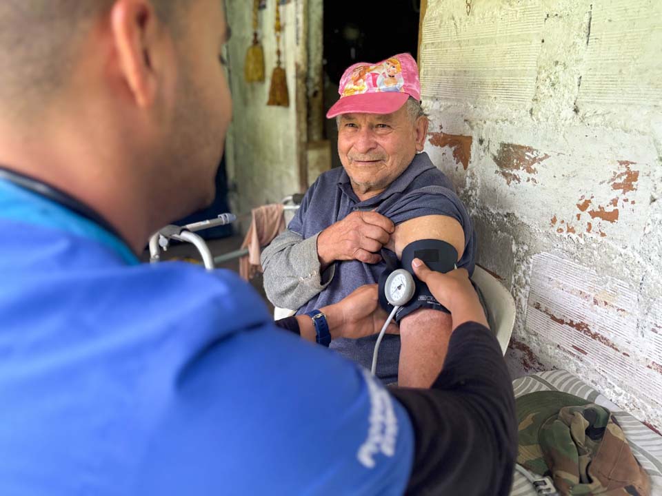 Imagen adulto mayor siendo atendido salud