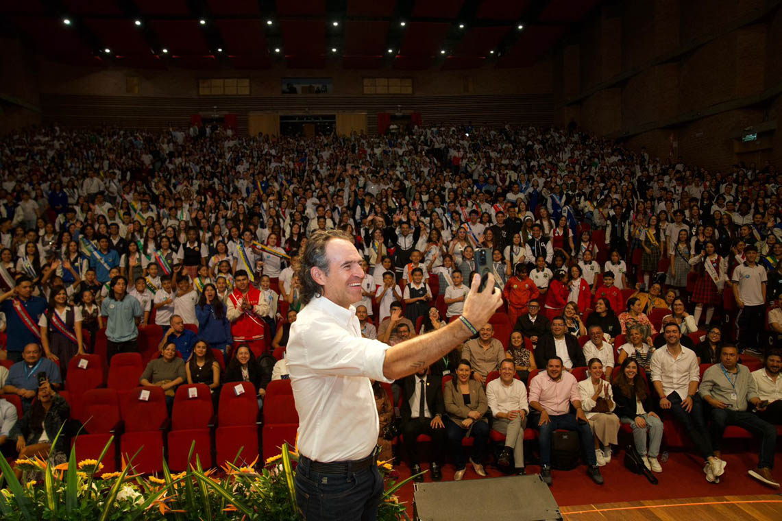 Imagen alcalde en posesión de líderes estudiantiles