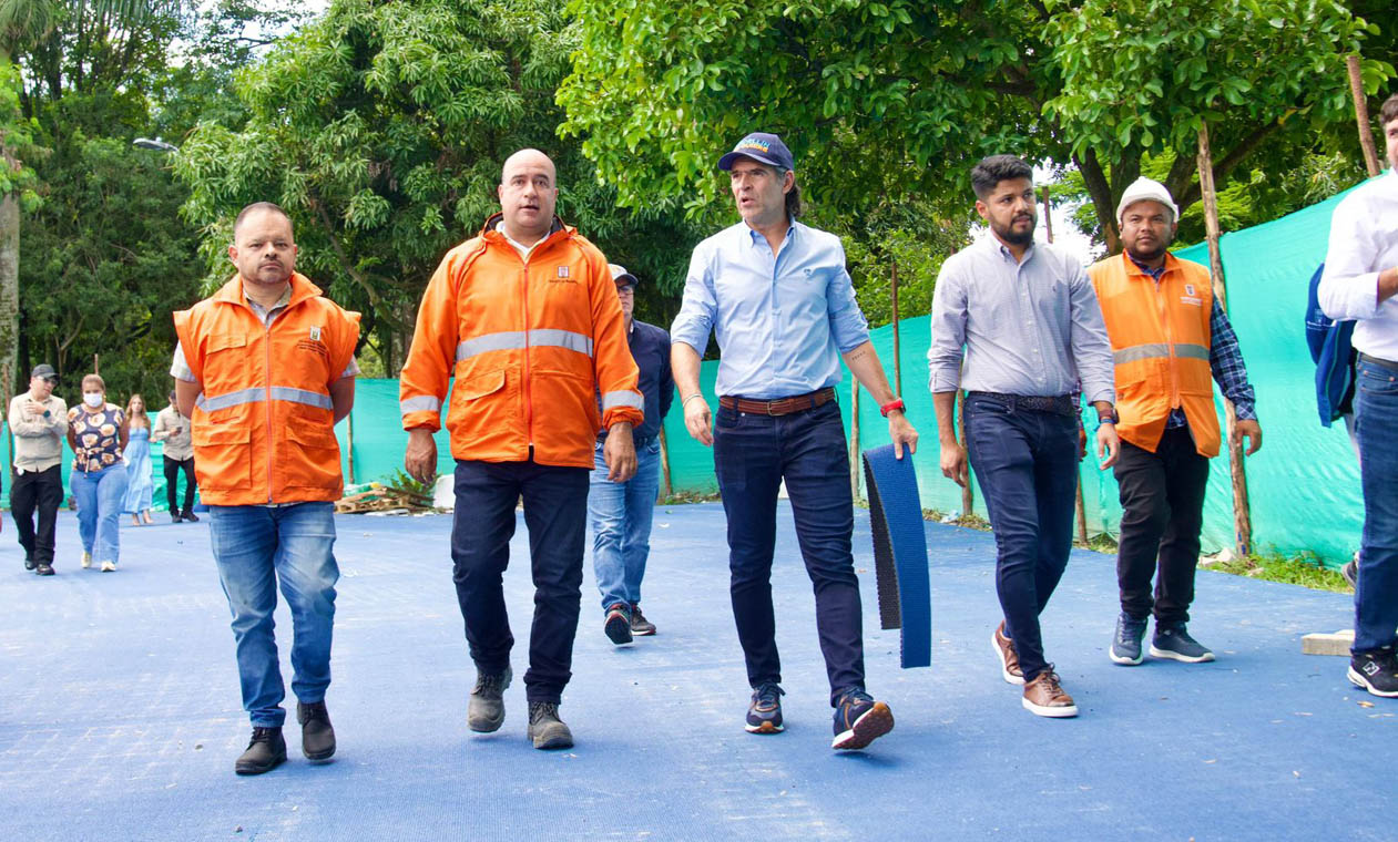 Imagen Alcalde visita el nuevo tapete de la pista de trote de la Unidad Deportiva de Belén
