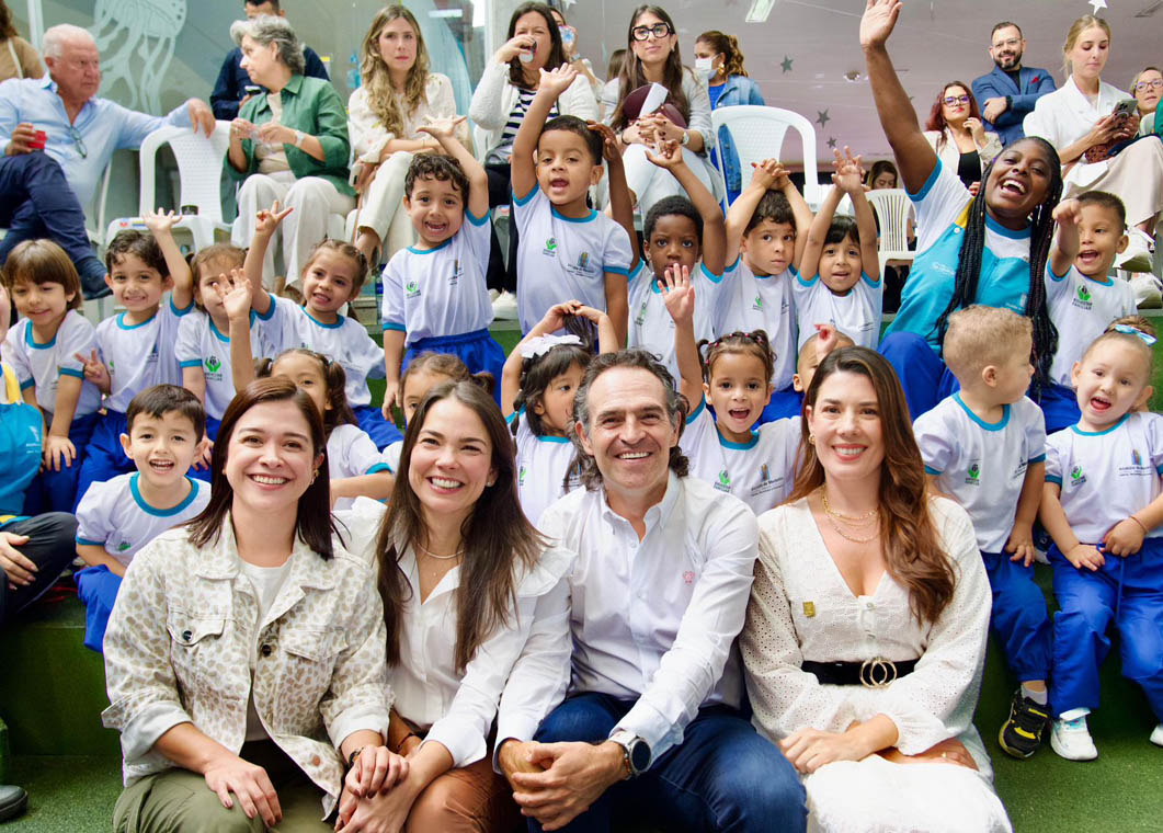 Imagen Alcalde y directivas de Proantioquia con niños de Buen Comienzo