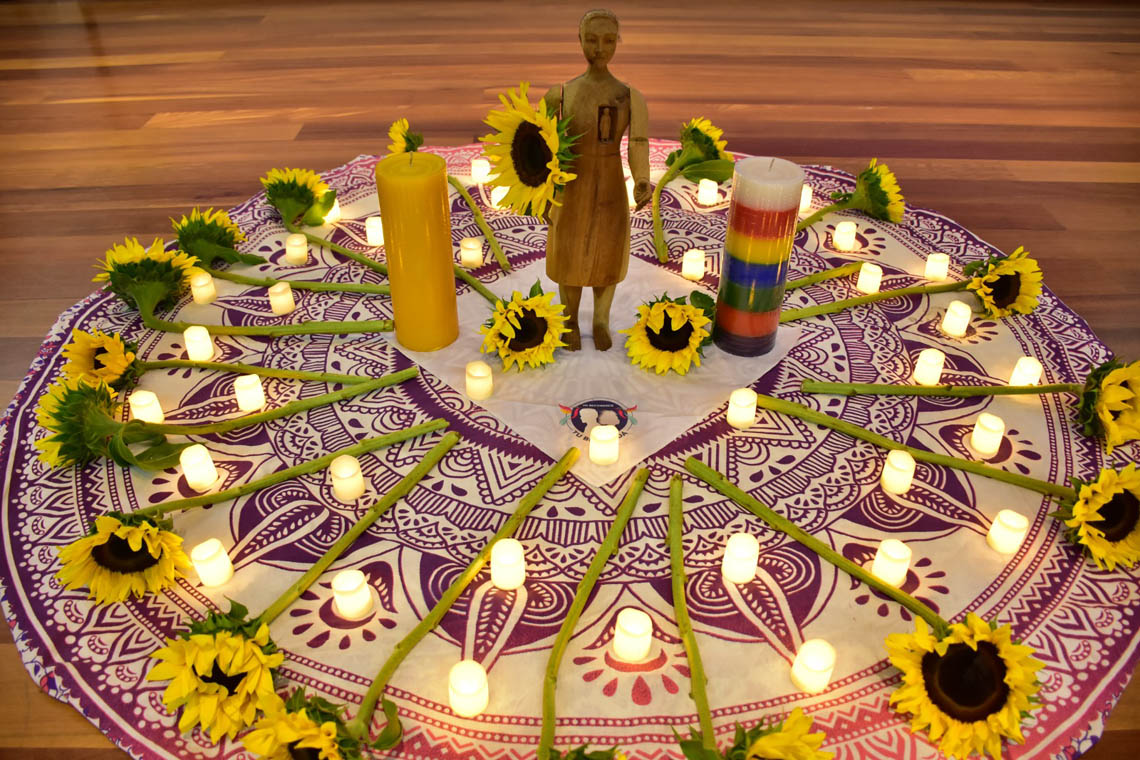 Imagen altar de luces y flores que conmemora a las víctimas del conflicto