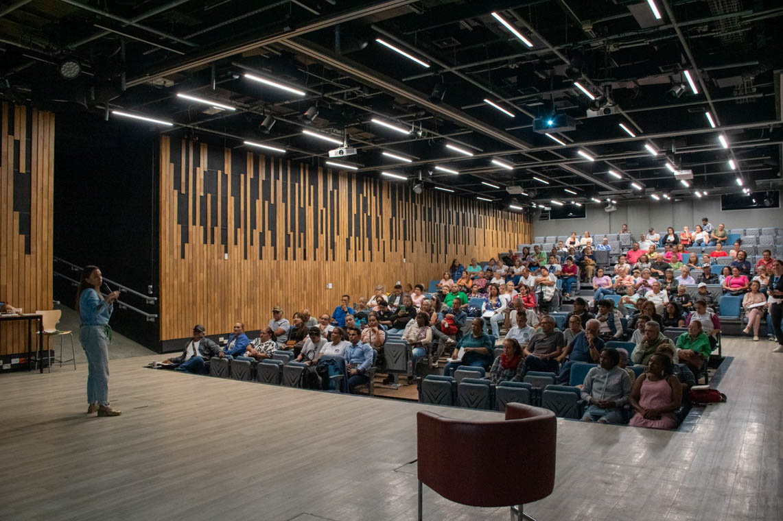 Imagen auditorio con ciudadanos