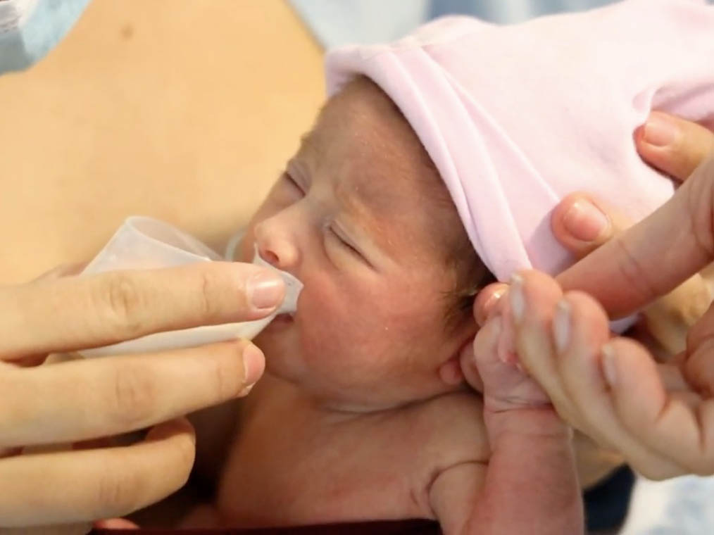 Imagen bebé recibe alimento del banco de leche del HGM