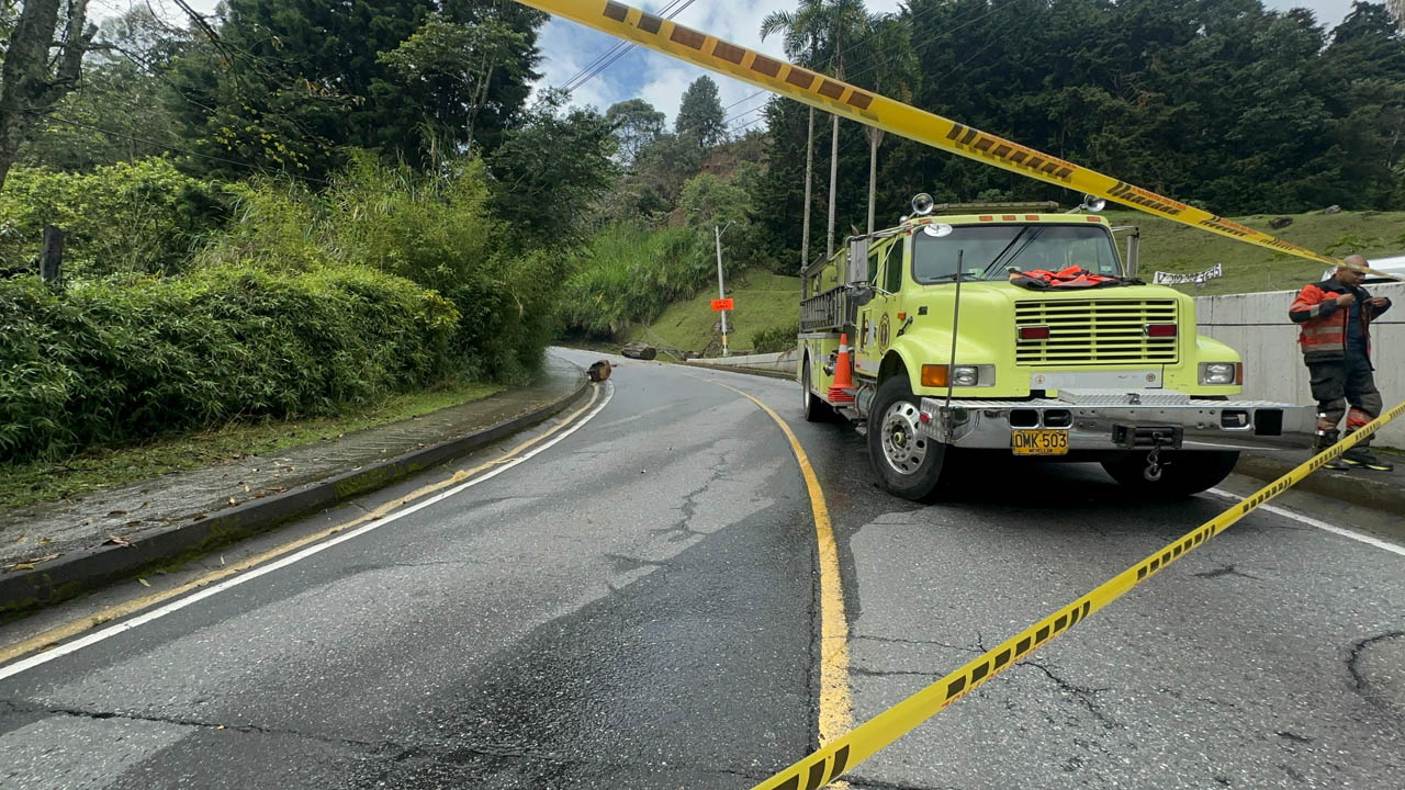 Imagen bomberos en el deslizamiento en la Loma de Los Balsos